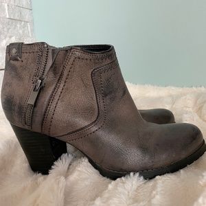 CLARKS Mission Halle Gray Heel Ankle Boots (7)